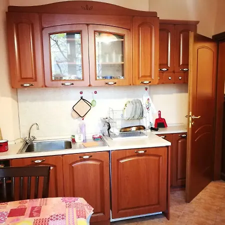 Spacious Central 2 Bedroom Flat In Apartment *