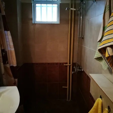 Spacious Central 2 Bedroom Flat In Apartment *