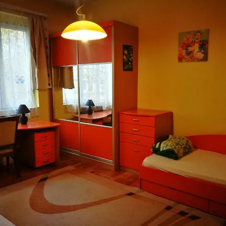 Spacious Central 2 Bedroom Flat In Apartment *